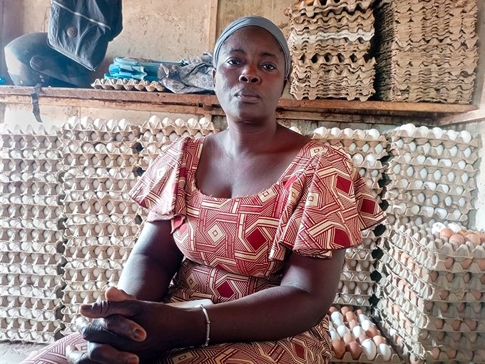 Rosalie Karama, revendeuse d’œufs depuis 2006 chez Moablaou, a dû trouver des œufs dans une autre ferme.