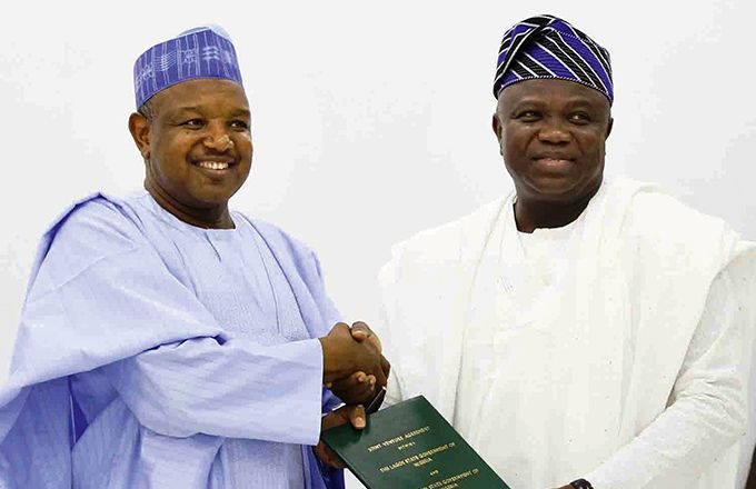 Le gouverneur de Kebbi Alhaji Atiku Bagudu (à gauche) et son homologue de Lagos Akinwunmi Ambode. Photo : Daouda Aliyou Le gouverneur de Kebbi Alhaji Atiku Bagudu (à gauche) et son homologue de Lagos Akinwunmi Ambode. Photo : Daouda Aliyou