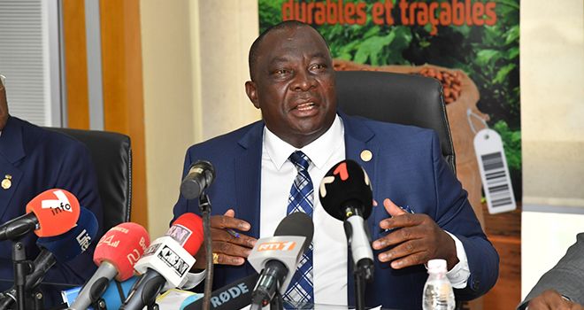 Kobenan Kouassi Adjoumani a annoncé pour la campagne intermédiaire, se déroulant d'avril à septembre 2024, un prix au producteur à 1.500 F CFA le kilogramme, soit 64 % du prix CAF de réalisation. Photo : DR