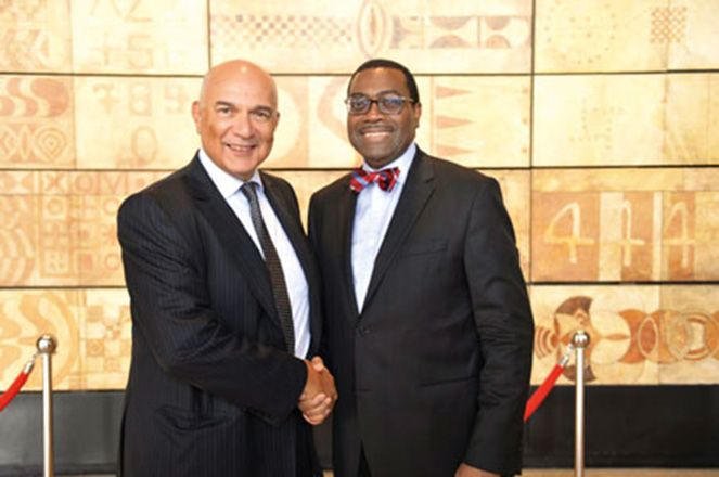 Mostafa Terrab, P-DG de l’OCP (à g.) et Akinwumi Ayodeji Adesina, président de la Banque africaine de développement (BAD)  à l’issue de leur rencontre fin juillet, à Casablanca Photo : OCP