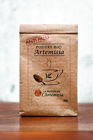 Sachet de poudre d’Artemisia produit à Tivouane, au Sénégal. Prise en tisane, cette poudre permettrait de lutter contre le paludisme. Photo : Maison de l'Artemisia Sachet de poudre d’Artemisia produit à Tivouane, au Sénégal. Prise en tisane, cette poudre permettrait de lutter contre le paludisme. Photo : Maison de l'Artemisia