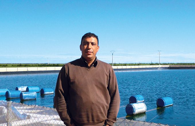 Abdelkrim  Anbari devant son bassin de rétention d’eau. Photo : DR