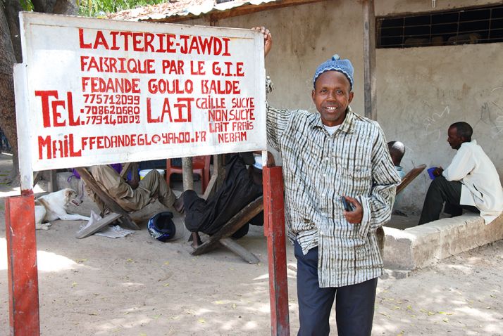 Saïdou Baldé pose devant sa laiterie.