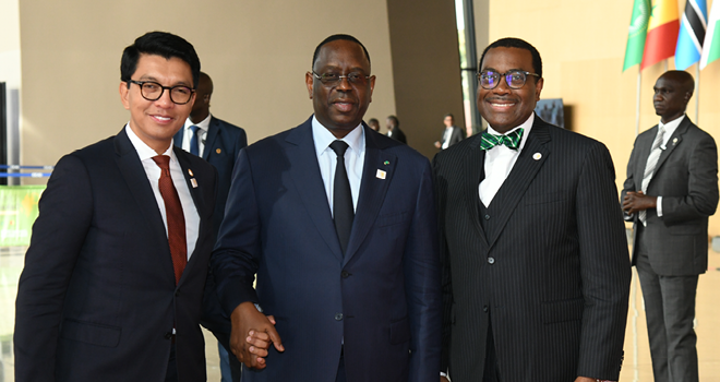 S.E. Andry Rajoelina, président de la République de Madagascar suivi de S.E. Macky Sall, président de la République du Sénégal et du Président de la Banque africaine de développement, Akinwumi Adesina lors de leur arrivée au Sommet Dakar 2. Source : BAD. S.E. Andry Rajoelina, président de la République de Madagascar suivi de S.E. Macky Sall, président de la République du Sénégal et du Président de la Banque africaine de développement, Akinwumi Adesina lors de leur arrivée au Sommet Dakar 2. Source : BAD.