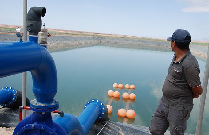 Bassin d'irrigation dans une exploitation de palmiers dattiers près d’Errachidia, au Maroc. Photo : Antoine Hervé Bassin d'irrigation dans une exploitation de palmiers dattiers près d’Errachidia, au Maroc. Photo : Antoine Hervé