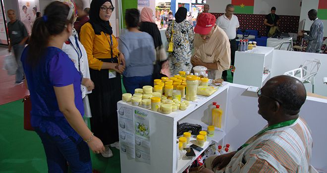 Boukary Zieba, gérant de l’entreprise Karilor de Ouagadougou, exposait du beurre de karité lors du Salon Siamap de Tunis, en 2019. Photo : Antoine Hervé