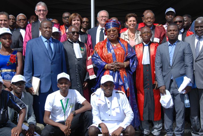 Photo de famille des participants à la cérémonie d’ouverture du jubilé d’or de l’EISMV, autour de Aminata Mbengue Ndiaye et Yalacé Y. Kaboret (au centre). © A. Hervé