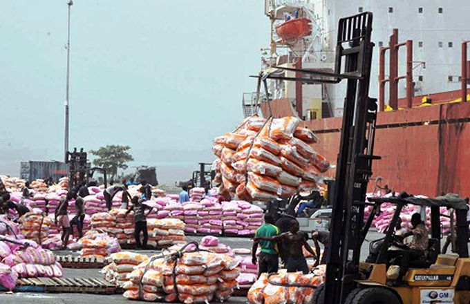 Afreximbank et l’IFTC annoncent qu’elles financeront l’exportation de plusieurs denrées dont le maïs, comme ici au port de Lagos au Nigeria. Photo : Daouda Aliyou