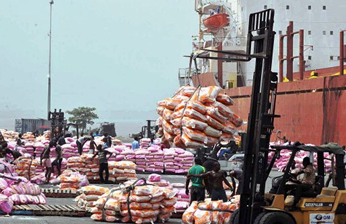 Afreximbank et l’IFTC annoncent qu’elles financeront l’exportation de plusieurs denrées dont le maïs, comme ici au port de Lagos au Nigeria. Photo : Daouda Aliyou Afreximbank et l’IFTC annoncent qu’elles financeront l’exportation de plusieurs denrées dont le maïs, comme ici au port de Lagos au Nigeria. Photo : Daouda Aliyou