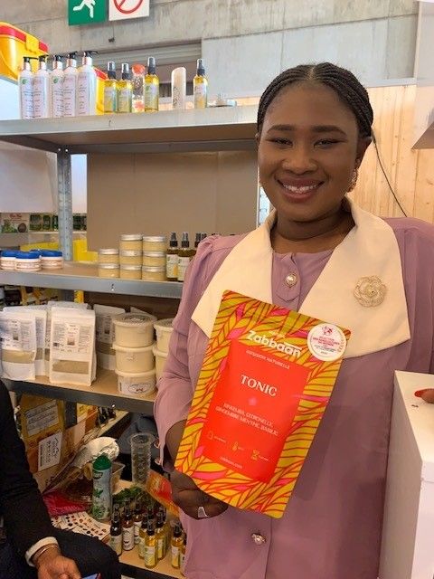 Aissata Diakite, directrice du groupe Zabbaan au Mali, présente le thé aux mille vertus, un produit très apprécié au SIA 2023. Aissata Diakite, directrice du groupe Zabbaan au Mali, présente le thé aux mille vertus, un produit très apprécié au SIA 2023. © Silas Bayebane