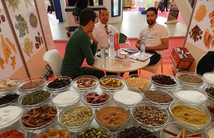 Présentation de différents ingrédients alimentaires sur un stand algérien lors d’un précédent Djazagro. Crédit : Archives Antoine Hervé Présentation de différents ingrédients alimentaires sur un stand algérien lors d’un précédent Djazagro. Crédit : Archives Antoine Hervé