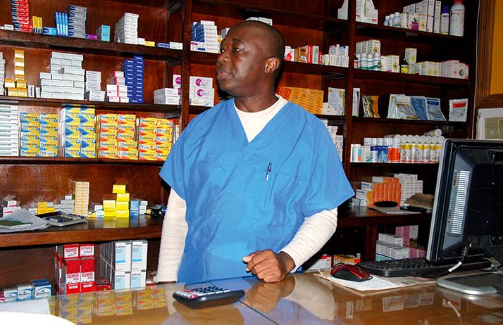 Christophe N. Attoumbré dans sa pharmacie près d’Abidjan. Photo : Antoine Hervé Christophe N. Attoumbré dans sa pharmacie près d’Abidjan. Photo : Antoine Hervé