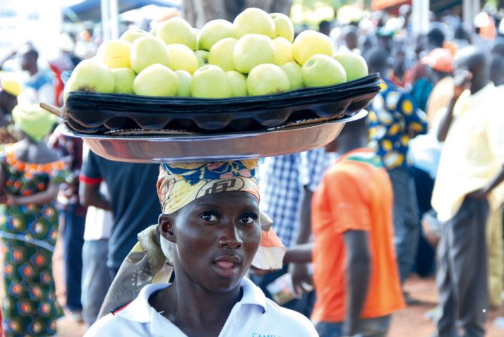 En Afrique, moins de 20 % de la production reste sur le territoire. Ici, une vendeuse ivoirienne vend des pommes sud-africaines. Photo : Antoine Hervé