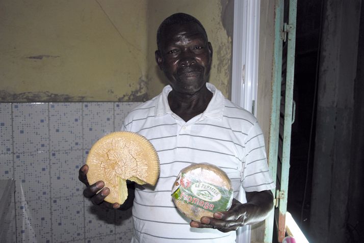  Ibrahima Fall présente deux de ses fromages.