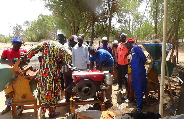 Formation de conducteurs de décortiqueuses de riz près de Lomé, au Togo. Photo : MAT Formation de conducteurs de décortiqueuses de riz près de Lomé, au Togo. Photo : MAT