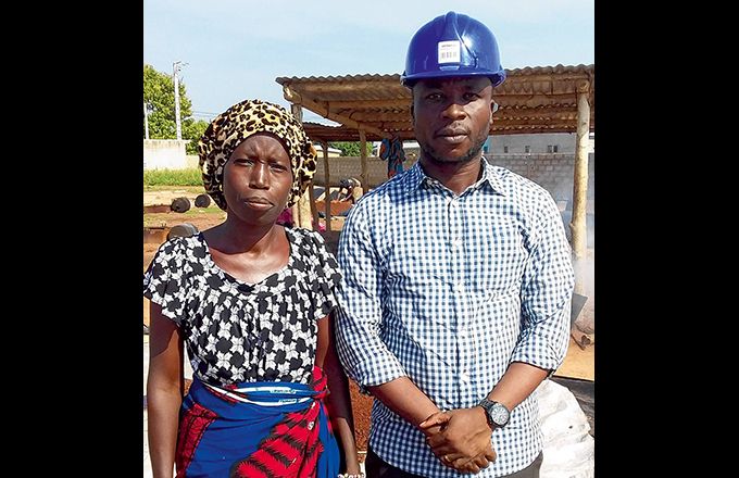 Innocent Bidi avec la présidente des femmes productrice de karité. Innocent Bidi avec la présidente des femmes productrice de karité.