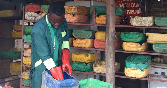 Justin, le jeune entrepreneur dans son uniforme de travail. Photos : Faïshal Ouédraogo Justin, le jeune entrepreneur dans son uniforme de travail. Photos : Faïshal Ouédraogo