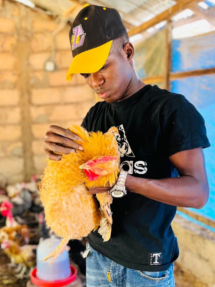 Kalilou Coulibaly, éleveur de poulets améliorés et diplômé de l'école supérieure de commerce et de technologie.