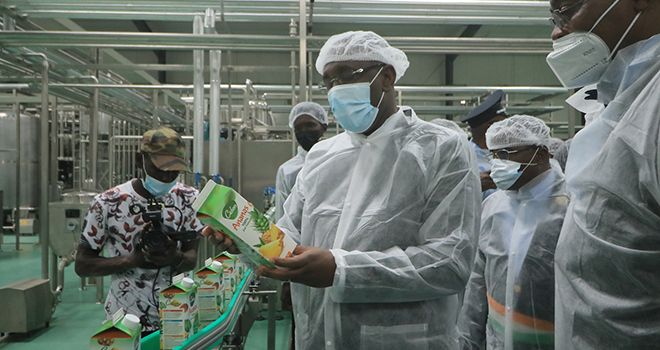 Le ministre du Commerce et de l’Industrie Souleymane Diarrassouba lors de l’inauguration de l’usine de transformation de fruits et légumes de Trafrule à N'Douci mi-juillet. Photo : M. Camara