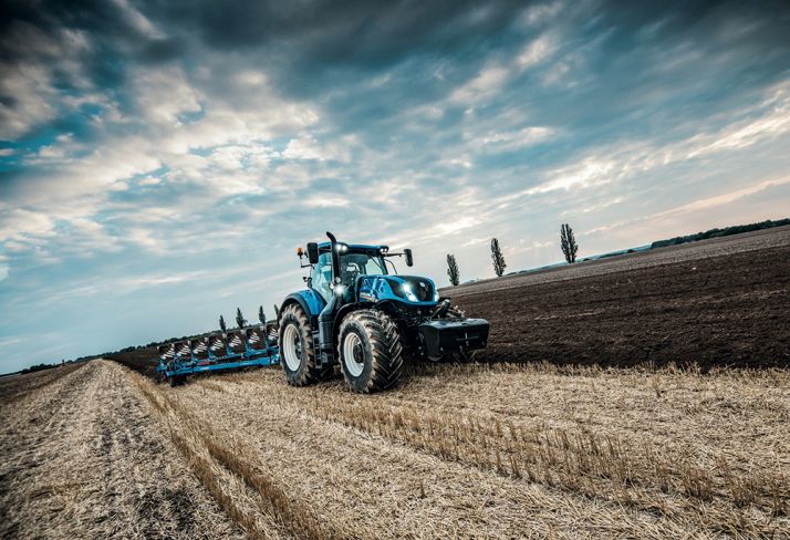 Le T7.315 de New Holland exprime sa puissance au labour.  Photo : New Holland International