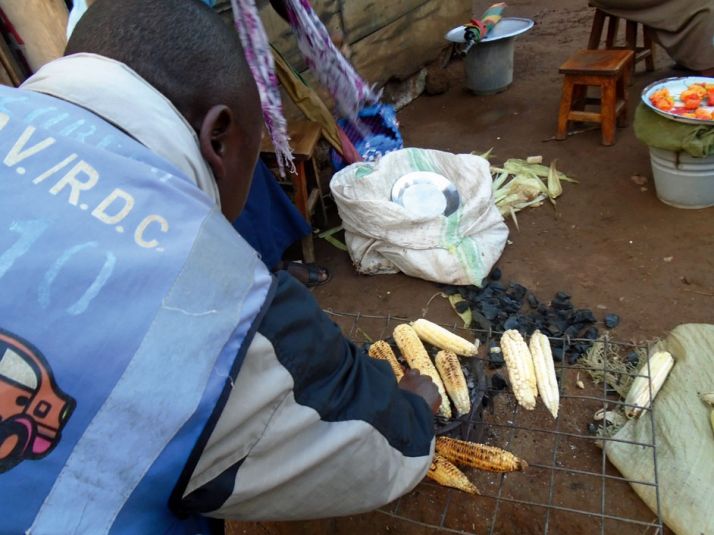 Le maïs grillé est de plus  en plus prisé, comme ici  à Butembo. Photos U. Salama