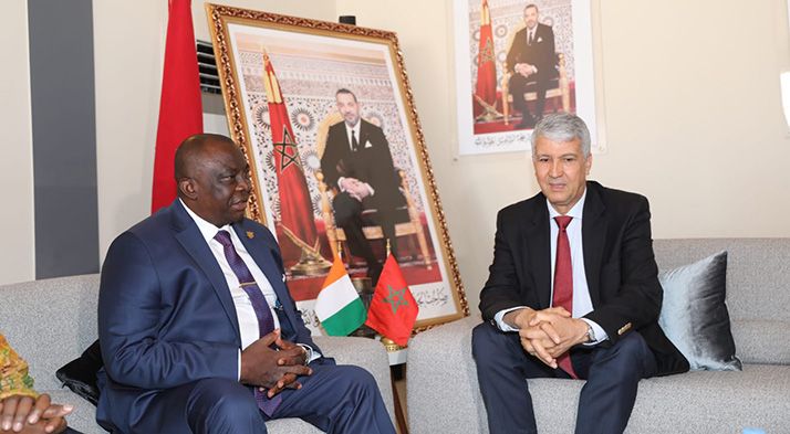 Le ministre Adjoumani de Côte-d'Ivoire et le ministre Sadiki du Maroc s'entretiennent en marge du SIAM 2023.