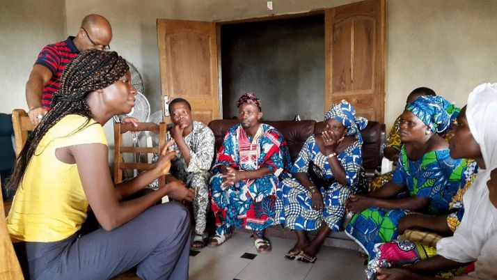 Négociation commerciale entre une acheteuse nigériane et des vendeurs béninois. Photo : C. Roko