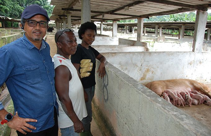 Dominique Koidio (à gauche), éleveur de porcs à Akoupé Zeudji, près d’Abidjan, fait partie de la délégation ivoirienne au Space. Photo : Antoine Hervé