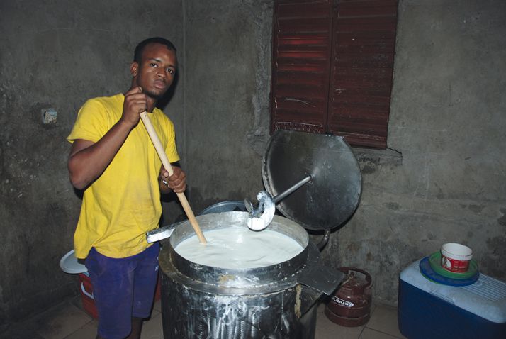 Mamadou, le fils de Saïdou, tourne le lait pendant la pasteurisation.
