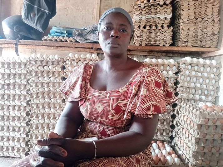 Rosalie Karama, revendeuse d’œufs depuis 2006 chez Moablaou, a dû trouver des œufs dans une autre ferme. © Faïshal Ouédraogo Rosalie Karama, revendeuse d’œufs depuis 2006 chez Moablaou, a dû trouver des œufs dans une autre ferme. © Faïshal Ouédraogo