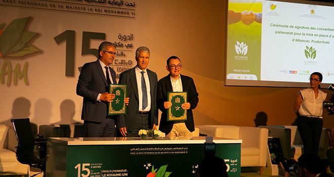 de g. à dr.: El Mahdi Arrifi, Directeur Général de l’ADA, Mohammed Sadiki, Ministre de l’Agriculture du Maroc, et Ayoub Azami, Président Directeur Général de Marjane Holding.