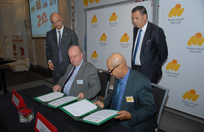 Signature de la convention pour le lancement de l’École de boulangerie-pâtisserie au Maroc. (de g. à dr.) M. Jean-Pierre Langlois-Berthelot, président de France Export Céréales et M. Lahoussine Azaz, président de l’AVNBP, sous le regard bienveillant de M.Yann Lebeau de France Export Céréales Maghreb (au second plan, à g.) et M. Chakib Alj, président de la FNM (à dr.). © FEC