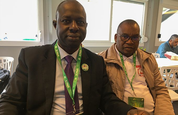 Sindou Fofana (à g.), président de l'Anavici et Touré Bafadiby, aviculteur, au Space de Rennes. Photo : A. Hervé