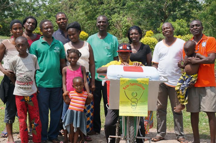 L’équipe togolaise du programme spiruline à Agou Nyogbo dirigée par Tona (chemise verte, au centre) et Élisabeth Agbeko (en noir). © Antenna France L’équipe togolaise du programme spiruline à Agou Nyogbo dirigée par Tona (chemise verte, au centre) et Élisabeth Agbeko (en noir). © Antenna France