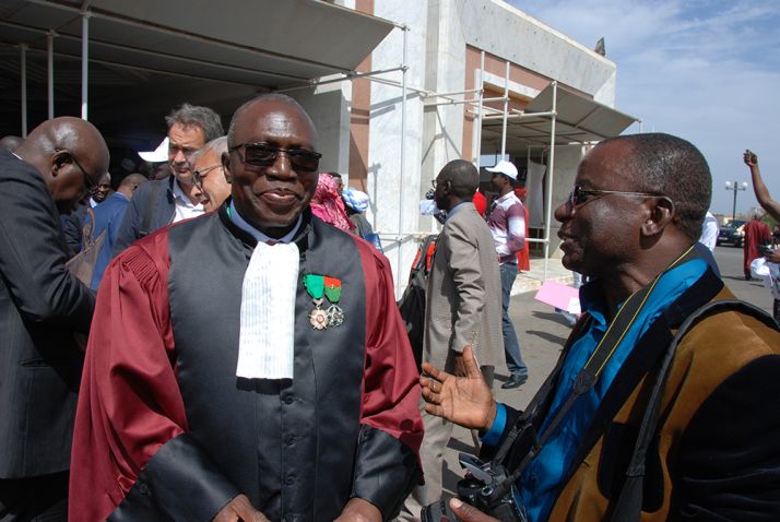 Le professeur Yalacé Y. Kaboret, répond à notre correspondant Silas Bayebane, suite à la cérémonie d’ouverture. © A. Hervé Le professeur Yalacé Y. Kaboret, répond à notre correspondant Silas Bayebane, suite à la cérémonie d’ouverture. © A. Hervé