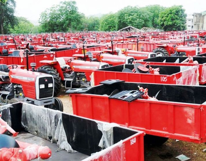 Arrivage de tracteurs et de remorques pour les paysans d’Oyo en 2013. Photo : Daouda Aliyou