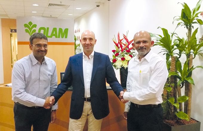 Lors de la signature, de gauche à droite : Sharad Gupta, senior vice-président d’Olam Grains, Hubert de Roquefeuil, président exécutif d’Invivo Nutrition et santé animales, et KC Suresh, directeur général d’Olam International Limited. Photo : Invivo NSA Lors de la signature, de gauche à droite : Sharad Gupta, senior vice-président d’Olam Grains, Hubert de Roquefeuil, président exécutif d’Invivo Nutrition et santé animales, et KC Suresh, directeur général d’Olam International Limited. Photo : Invivo NSA