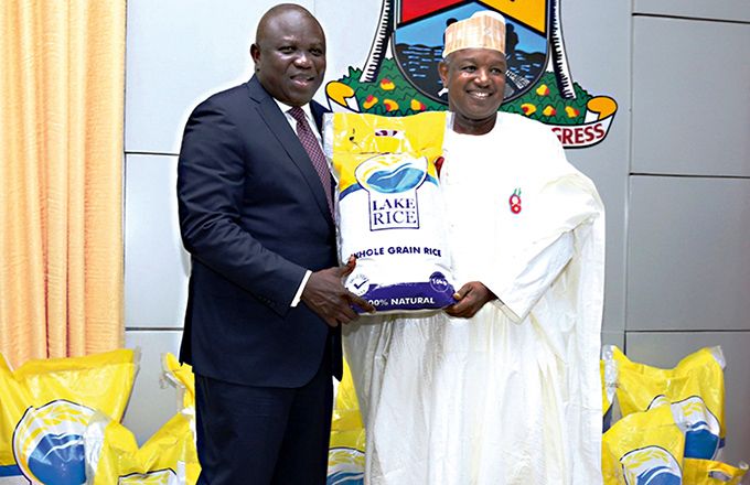 Le gouverneur de Lagos et son homologue de Kebbi lors de la signature du protocole. Photo : D. Aliyou