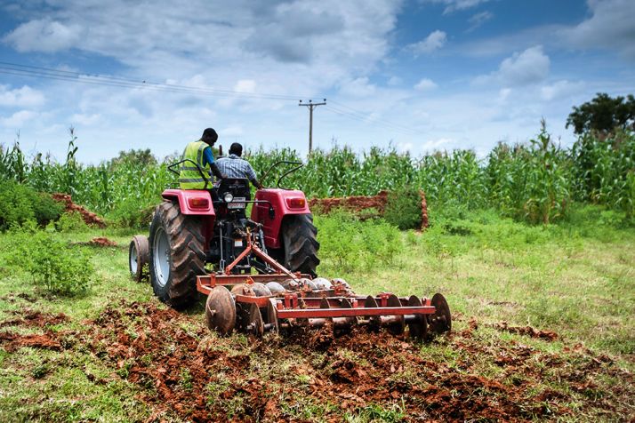 Le Nigeria dispose de moins de 30 000 tracteurs alors qu’il devrait en avoir au moins un million, dixit le ministre de l’Agriculture Chief Audu Ogbeh. Ici, disquage, à Ibadan, au sud-ouest du pays. Photo : Businessday Le Nigeria dispose de moins de 30 000 tracteurs alors qu’il devrait en avoir au moins un million, dixit le ministre de l’Agriculture Chief Audu Ogbeh. Ici, disquage, à Ibadan, au sud-ouest du pays. Photo : Businessday