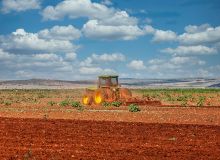 La SoNaMA déploie plus de 2200 machines, incluant des motoculteurs et des tracteurs de 112 CV, sur tout le territoire national. © Poco_bw/Adobe Stock