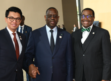 S.E. Andry Rajoelina, président de la République de Madagascar suivi de S.E. Macky Sall, président de la République du Sénégal et du Président de la Banque africaine de développement, Akinwumi Adesina lors de leur arrivée au Sommet Dakar 2. Source : BAD.