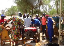 Formation de conducteurs de décortiqueuses de riz près de Lomé, au Togo. Photo : MAT