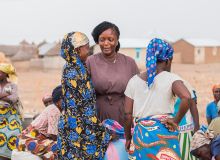 La chef Fatmata Binta auprès des producteurs de fonio au Ghana. ©Fatmata Binta