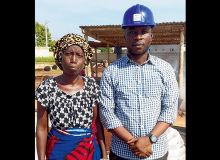 Innocent Bidi avec la présidente des femmes productrice de karité.