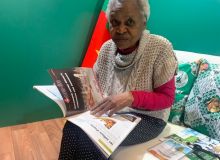 Une fidèle lectrice du magazine « Afrique Agriculture » depuis plusieurs années, rencontrée au stand du Cameroun au Salon de l’agriculture de Paris. © Silas Bayebane