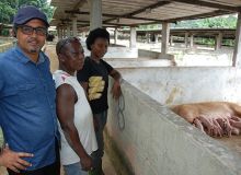 Dominique Koidio (à gauche), éleveur de porcs à Akoupé Zeudji, près d’Abidjan, fait partie de la délégation ivoirienne au Space. Photo : Antoine Hervé