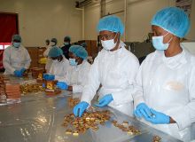 Production de chocolats à l’usine française Cémoi à Abidjan, en Côte d’Ivoire. Photo : Antoine Hervé