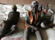 Durant mes onze années passées à la rédaction en chef d’Afrique Agriculture, j’ai apprécié la gentillesse des Africains, à l’image de ce cliché pris sur la route de retour d’un reportage à l’est du Sénégal. Photo : Antoine Hervé