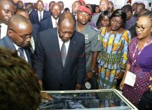 Visite du président ivoirien, Alassane Ouattara, sur un stand lors du Sara 2019 à Abidjan. Photo : DR