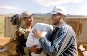 Des ouvriers marocains déploient un système d’irrigation dans la zone maraîchère d’El Hajeb. Photo A. Hervé